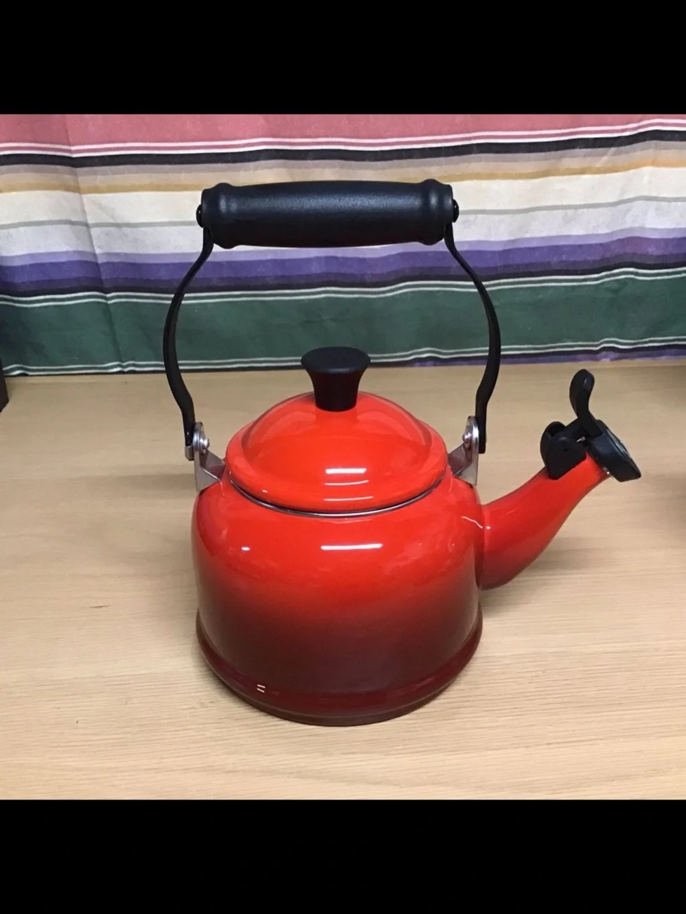 LeCreuset 1.25Quart / 1.1L , Classic Kettle, Red/Cerise/Ombre.